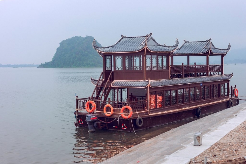 Hồ Tam Chúc còn có tên gọi khác là Lục Nhạc do có 6 ngọn núi đá mọc lên từ hồ trên diện tích hơn 600ha.