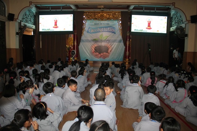 Các tu sinh cùng xem phim hoạt hình Phật Thuyết Vô Lượng Thọ kinh.
