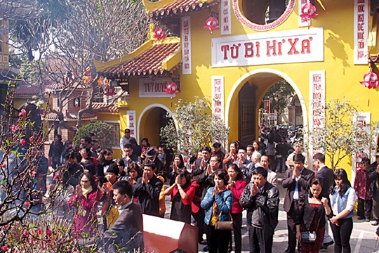 Trong dịp năm mới, rất đông người dân, Phật tử về đây để đi lễ cầu mong mình và gia đình gặp nhiều may mắn. 