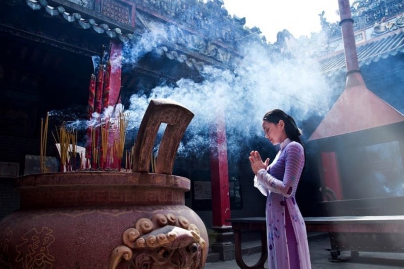 Hình ảnh về việc đi chùa thờ cúng và khấn đúng cách để sở cầu như nguyện.