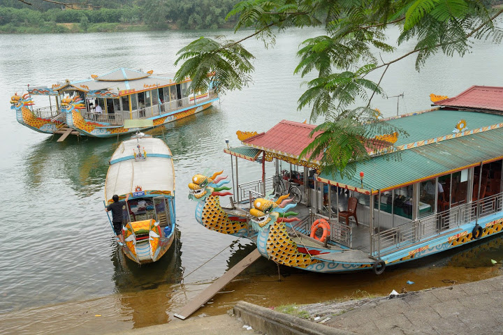 Chùa Thiên Mụ không đơn thuần là chốn tâm linh mà còn là nơi vãn cảnh, từng được các triều vua xếp vào những cảnh đẹp xứ Huế. Đứng bên hàng rào thành chùa, nhìn về thượng nguồn, con sông Hương trông hùng vĩ nhưng vẫn thơ mộng vốn có. Dòng nước chia đôi bởi Hòn Chén rồi lại hợp dòng chảy lững lờ trước cổng chùa.