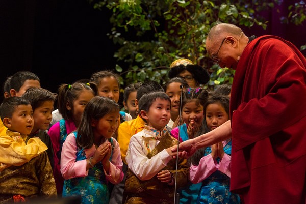 Đức Đạt Lai Lạt Ma cảm ơn một nhóm trẻ em Tây Tạng, The The O2 Arena, Greenwich, Luân Đôn, Vương quốc Anh. 19/09/2015. (Ảnh: Ian Cumming)
