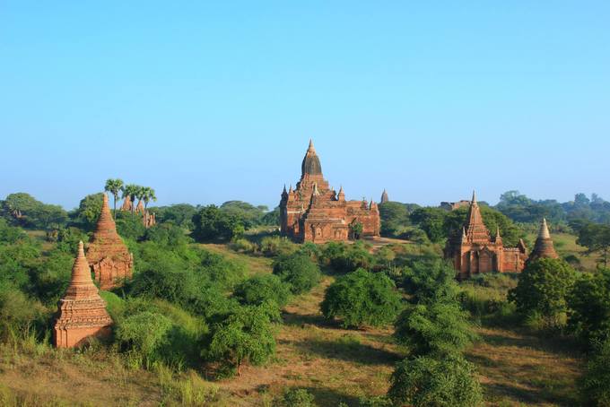Từ thị trấn Nyang U, nơi đầu tiên du khách cảm nhận được hình bóng của quá khứ huy hoàng đất Phật Bagan là cụm đền Lawkachanthar - Thagyarhit - Thagyarpone. Dưới ánh nắng sớm màu đỏ gạch ánh lên sắc màu thời gian của miền đất thành phố cổ.