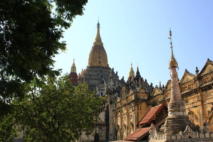 Ananda được mệnh danh là ngôi đền đẹp nhất ở Bagan có 4 tượng Phật lớn bằng vàng đặt ở 4 hướng. Trong đó tượng Đức Phật ở phía nam (Phật ca diếp) được giới thiệu rằng khi tiến đến Đức Phật để cầu nguyện, hãy luôn mỉm cười để lòng được thanh thản. Bốn Đức Phật dựng ở bốn hướng là những Đức Phật đã đạt được cõi Niết bàn.