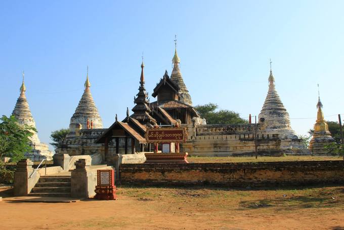 Chùa Nochanthar gần đền Ananda theo lối kiến trúc đặc trưng của Myanmar, được thiết kế hài hòa giữa gạch nung, mái gỗ và những gam màu đầy rêu phong thời gian. Nochanthar nép mình dưới những hàng thốt nốt xanh tạo nên một khung cảnh yên bình đến lạ.