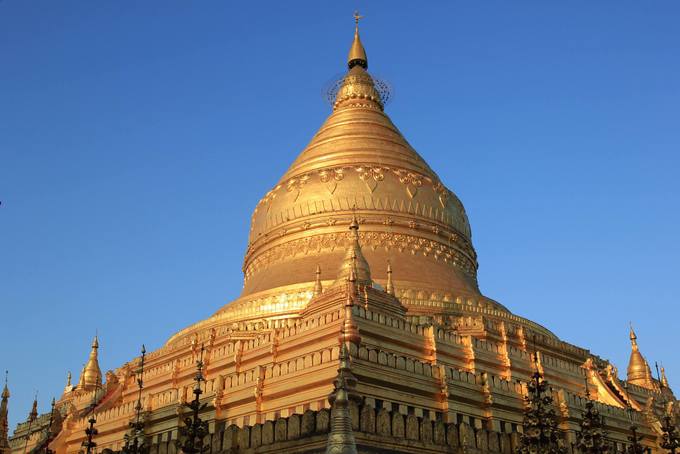 Chùa vàng Shwezigon là nguyên bản của chùa vàng Shwedagon ở Yangon. Khác với Shwedagon tráng lệ nguy nga thì Shwezigon lại mang đến cảm giác thanh bình dù rất rộng lớn. Tương truyền có đến hơn 30 tấn vàng được dát lên và hàng ngàn viên đá quý được gắn trên đỉnh chóp. Đến đây tìm một góc nhỏ để ngắm hoàng hôn tắt nắng nơi góc trời và trải nghiệm sự bình yên trong tâm hồn cũng là trải nghiệm thú vị dành cho du khách.