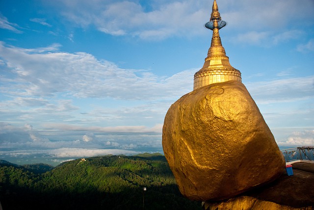 Chùa Kyaikhtiyo hay được gọi là Golden Rock (Chùa Đá Vàng) là một trong những nơi thờ Phật linh thiêng nhất, xếp trong hàng những kiệt tác thiên nhiên của Myanmar. Ngôi chùa nằm trên đỉnh núi Kyaikhtiyo với độ cao 1.000 m trên mực nước biển, tọa lạc trên khối đá hình trứng, chênh vênh trên sườn núi. Cả ngôi chùa và tảng đá đều được dát kín vàng.