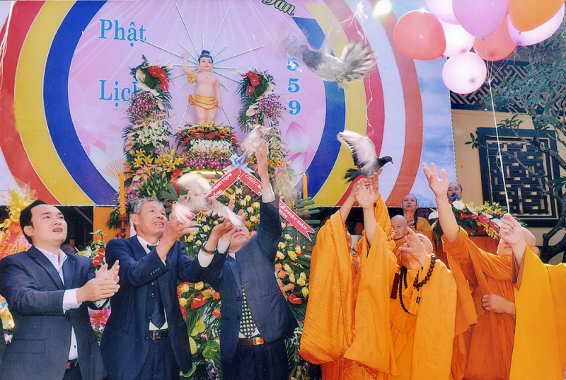 Rất nhiều Phật tử phóng sinh trong lễ Phật đản để cầu mong bình an