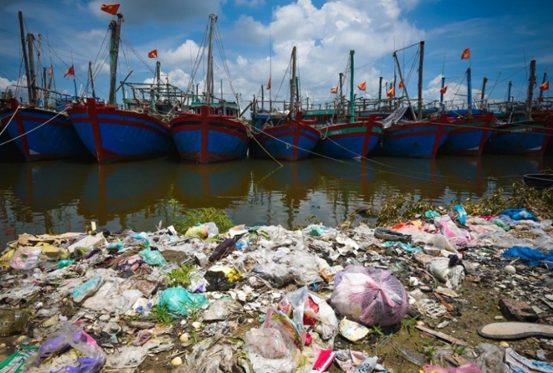 Cảng cá Lạch Bạng nằm giữa hai xã Hải Bình và Hải Thanh, huyện Tĩnh Gia (Thanh Hóa) ô nhiễm nặng.