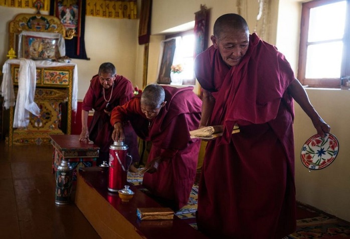 Ni viện Chattnyanling là một trong 28 ni viện hiếm hoi dành cho các ni cô ở Ladakh. Khu vực này chủ yếu là các Phật tử cùng nhiều tự viện đã thu hút hàng ngàn du khách mỗi năm. Câu chuyện về một trong số 28 ni viện trên, Chattnyanling đã được nhiếp ảnh gia Deepti Asthana ghi lại trong một lần về thăm ngôi làng Nyerma.