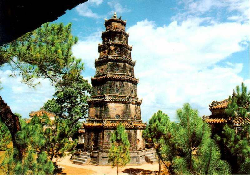 Tháp cao 21 m, gồm 7 tầng, có 8 mặt. Bảy tầng tháp thờ 7 vị Phật khác nhau. Nét đáng chú ý trong kiến trúc của tháp Phước Duyên là các chi tiết trang trí bằng pháp lam - sản phẩm cao cấp phủ men màu đa sắc lên cốt kim loại - chỉ tồn tại ở Huế từ đời Minh Mạng đến đời Tự Đức.