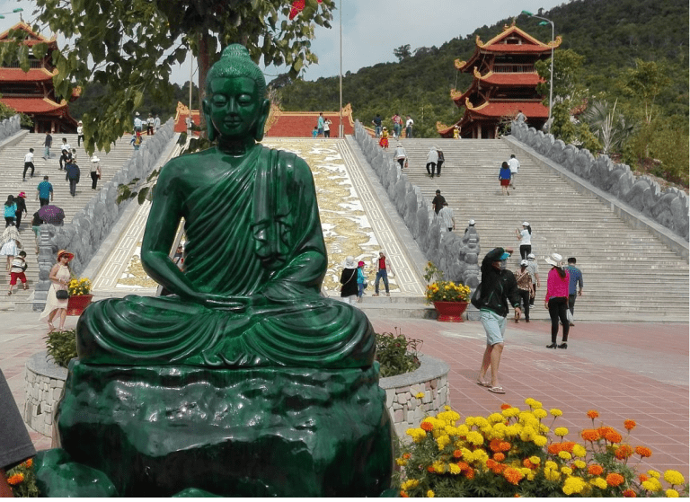 Tượng Phật Ngọc đặt giữa khuôn viên chùa.