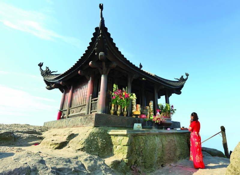 Là một trong những trung tâm Phật giáo lớn của Việt Nam, Yên Tử đã có lịch sử hơn 700 năm, là một trong những điểm hành hương lớn nhất của Việt Nam, thường được bắt đầu lễ hội từ ngày 10 tháng Giêng và kéo dài đến hết tháng 3 âm lịch.