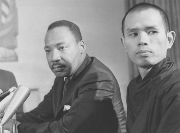 Thiền sư Thích Nhất Hạnh bên cạnh mục sư Martin Luther King. Ảnh chụp năm 1966.