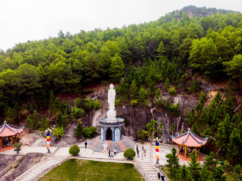 Quan sát bao quát trước cổng Tam Quan chùa Ba Vàng là non xanh bao quanh nhà chùa với những triền núi đá tự nhiên xa xa, cỏ cây, hoa lá xanh mướt ngút ngàn tạo cảm giác thanh mát, nhẹ nhàng. Từ sắc đá núi, từ những mảng màu của thời gian mang đặc trưng nơi chốn cửa Phật.