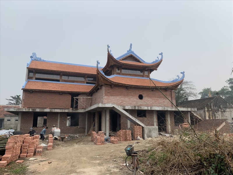 Ông Vũ Văn Tuyến - Trưởng thôn Phụ Chính - cho biết, công trình đã hoàn thiện được khoảng 80%, dự kiến trước Tết sẽ xong phần xây dựng.