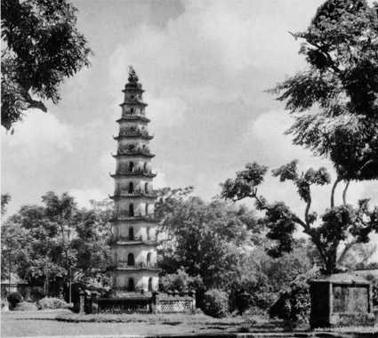 Nằm trong khuôn viên chùa Liên Phái (phường Cầu Dền, quận Hai Bà Trưng, Hà Nội), tháp Diệu Quang là tòa tháp cổ cao nhất của Hà Nội còn tồn tại đến ngày nay. Tháp được xây vào khoảng năm 1890, là nơi đặt xá lợi Tổ Diệu Quang cùng 5 nhà sư khác từng tu hành tại chùa.