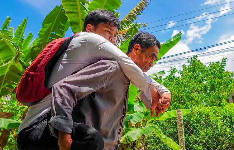 Ông bố đơn thân một đời lam lũ, 12 năm cõng con đi học ở miền Tây