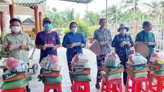 Chùa Thiền Lâm (xã Tân Hương) trao 600 phần quà hỗ trợ các hoàn cảnh khó khăn