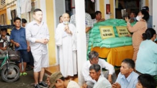 H.Cái Bè: Chùa Thiên Phước tặng quà cho bà con nghèo người khiếm thị và khuyến tật 