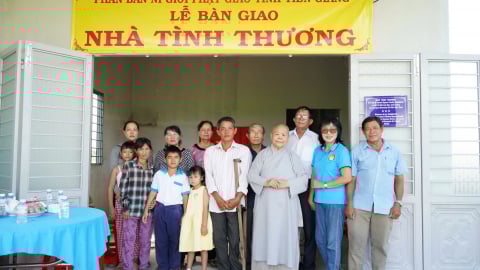 Phân ban Ni giới Phật giáo Tiền Giang vừa bàn giao bốn căn nhà tình thương
