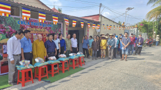 H.Cái Bè: Chùa Thiền Quang (Mỹ Đức Đông) tặng quà từ thiện dịp xuân Ất Tỵ 