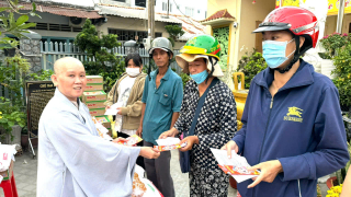 TP.Mỹ Tho: Chùa Trường Quang tổ chức tặng quà Tết đến các hoàn cảnh khó khăn