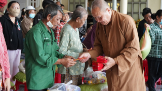 H.Cai Lậy: Tổ đình Phước Lâm trao quà Xuân đến các hoàn cảnh khó khăn