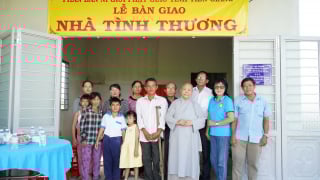 Phân ban Ni giới Phật giáo Tiền Giang vừa bàn giao bốn căn nhà tình thương