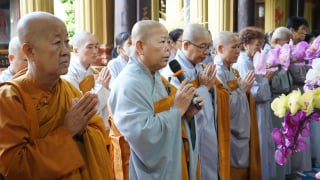 Ni trưởng Thích Nữ Tịnh Nghiêm tổ chức đoàn thăm và cúng dường các trường hạ tại Mỹ Tho