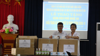 Công ty Cổ phần Đầu tư Sức khỏe cộng đồng tặng khẩu trang, nước sát khuẩn cho Bệnh viện Phổi Nghệ An
