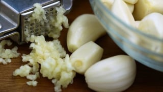 Vùng kín phồng rộp vì tự chữa viêm phụ khoa bằng tỏi