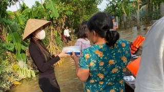 Ca sĩ Thủy Tiên quyên góp được 22 tỷ sau 2 ngày kêu gọi ủng hộ bão lũ miền Trung