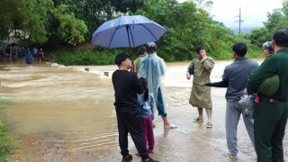 Chiến sỹ bộ đội không do dự nhảy xuống sông cứu sống nữ sinh giữa dòng nước lũ