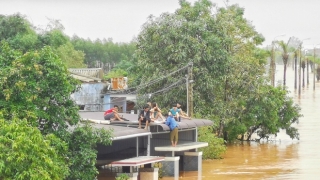 Người dân leo lên nóc nhà, kêu cứu cả đêm vì lũ