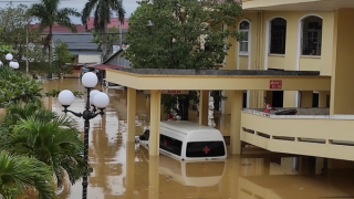 Quảng Bình: Bệnh viện chìm trong biển nước, sản phụ phải chuyển lên khoa Hồi sức tránh lũ, bệnh nhân và bác sĩ chia nhau phần thức ăn ít ỏi