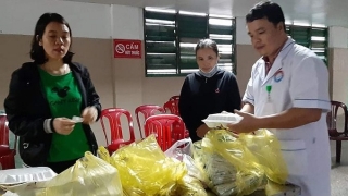 'Ấm lòng' hàng nghìn suất ăn miễn phí cho bệnh nhân kẹt ở viện do lũ