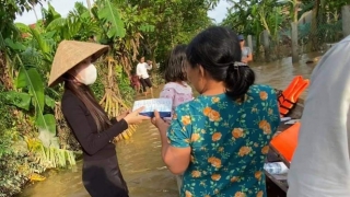 Những bông hoa đẹp tỏa sáng vào ngày 20/10 giữa 'rốn lũ' miền Trung