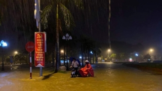 Mưa lớn, thủy điện xả lũ khiến nhiều nơi ngập sâu dân phải sơ tán ngay trong đêm