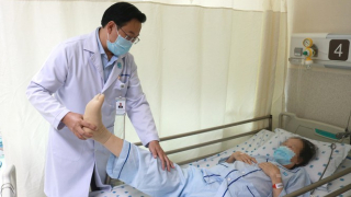 Đắp thuốc không rõ nguồn gốc để trị đau lưng, cụ bà bị tổn thương da nghiêm trọng
