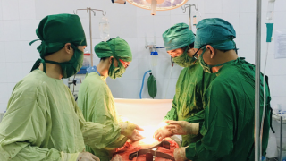 Cứu sống mẹ con sản phụ bị xe tông