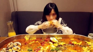 Cô gái nhập viện trong tình trạng nguy kịch vì nuốt chửng thức ăn khi quay mukbang