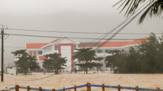 Học sinh tại một số địa phương ở Khánh Hoà tiếp tục nghỉ học do ngập lụt