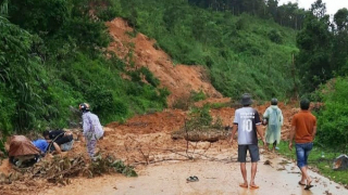 Một người nghi bị vùi lấp ở Quảng Nam khi đang dọn dẹp điểm sạt lở để thông đường