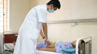 Bé trai 11 tuổi thủng dạ dày do ăn nhiều tương ớt