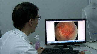 Người đàn ông bị đột quỵt mắt do thói quen thức khuya dùng điện thoại