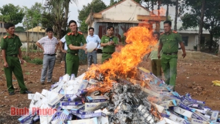 Bình Phước: Tiêu hủy hơn 24 ngàn bao thuốc lá nhập lậu