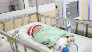 Cứu chữa thành công bé gái sơ sinh bị bỏ rơi bên cạnh giỏ quần áo ở Long Biên