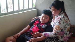 Cầu cứu sự giúp đỡ từ người mẹ một mình nuôi con trai mắc bệnh bạch cầu