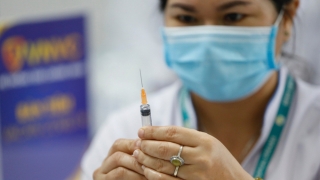 Sau tiêm vaccine Covid-19, 5 người bị phản ứng phụ